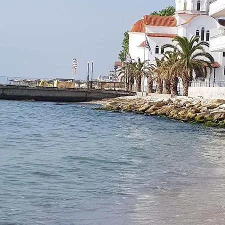 D&b 3 * Paralía